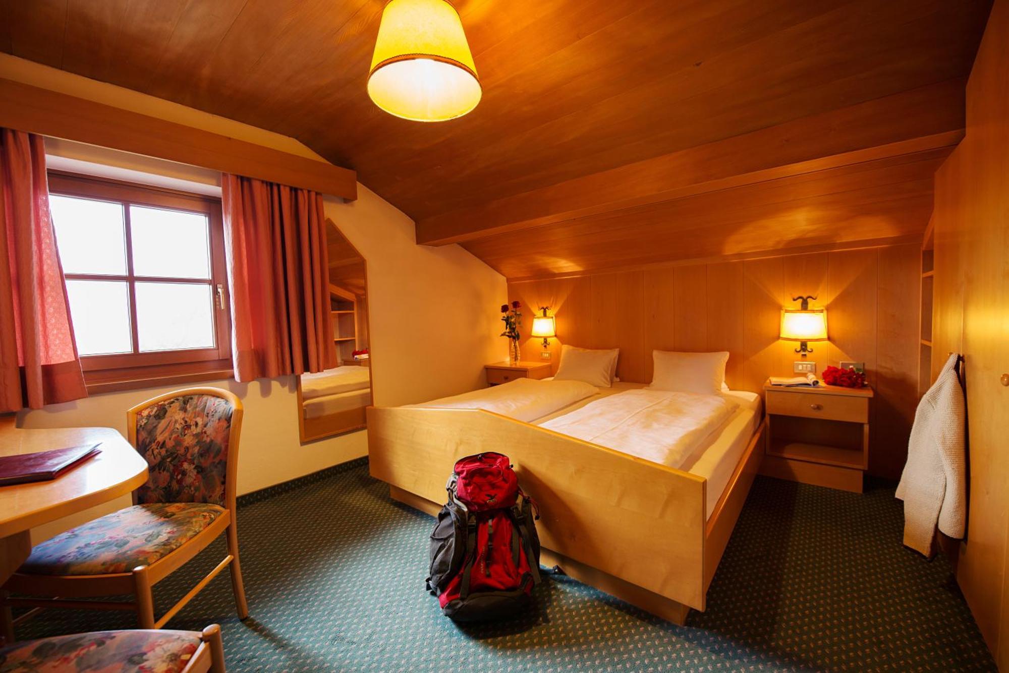 Hotel Garni Doris Castelrotto Oda fotoğraf